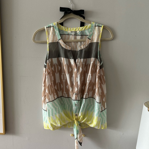 Sleeveless top with knot. - Picture 1 of 3